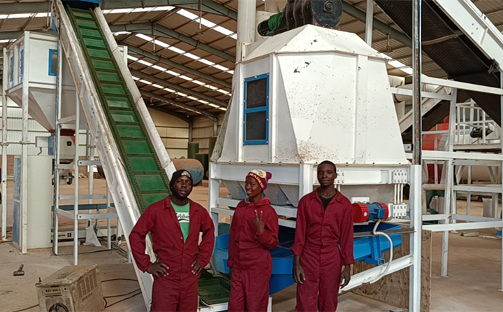 黑人小哥小妹紛紛為大香蕉在线播放香蕉福利导航設備的產能點讚豎大拇指