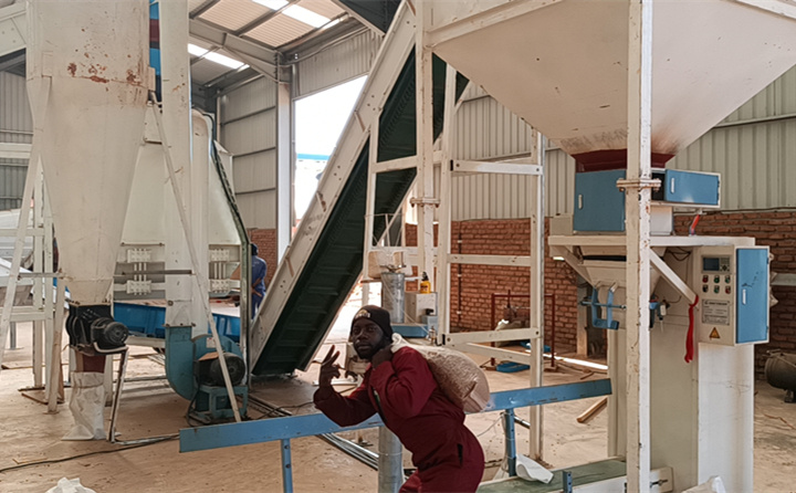 非洲馬拉維生物質香蕉福利导航操作者---調皮的小哥